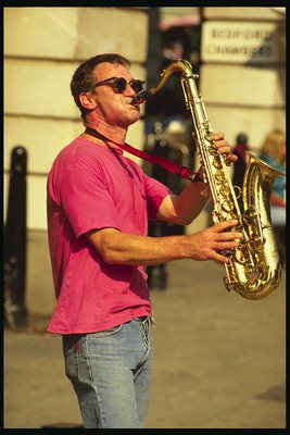 Човек са златним саксофони
