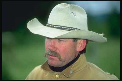 Yerel şerif. Beyaz şapkalı olan adam
