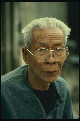 A férfi szemüveget. Koreai