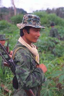 Един мъж в униформа зелен военен цвят