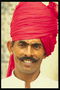De man in het roze turbans