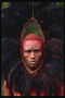 Genç erkek ve headdress tüyler ile vücut üzerindeki kırmızı boya