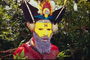 Ein Mann in einer Maske und rituelle Zeichnungen auf den Körper