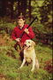Un hombre con una pistola y perro