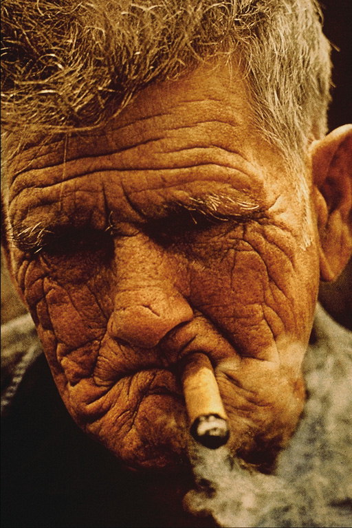 Senelis su raukšlėtas veido ir cigaretė