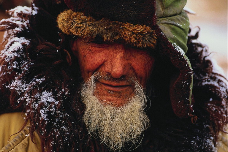 Morfar med gråhårig skägg vintern cap