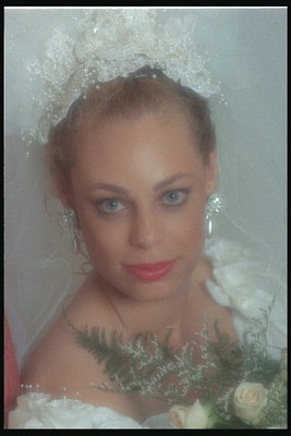 महिला को शादी के कपड़े और फूलों का गुलदस्ता में