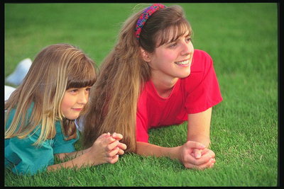 Две девојке на трави