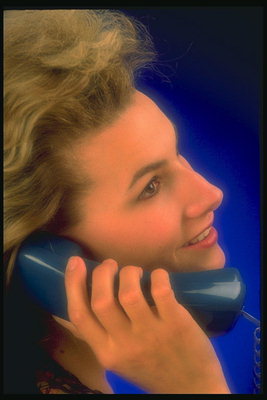 Das Mädchen spricht per Telefon