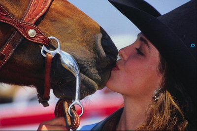 En flicka pussar en häst