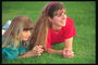 Deux jeunes filles sur la pelouse