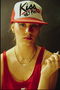 लड़की टोपियां में एक सिगरेट के साथ
