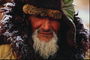 दादाजी सफ़ेद दाढ़ी सर्दियों टोपी के साथ
