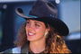 सुंदर काले Hat में लड़की