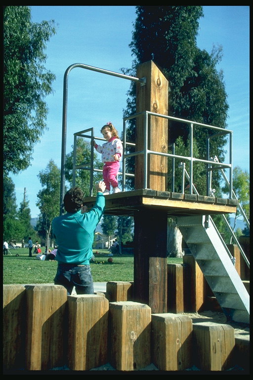 Mergaitė su tėvu walking vaikų parkas