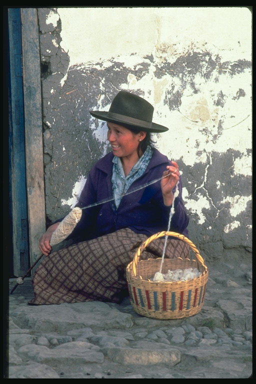 Mujer con una cesta y los hilos