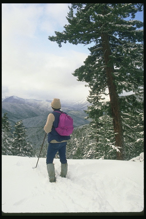 Človek na rob hriba. Zima v gorskem območju