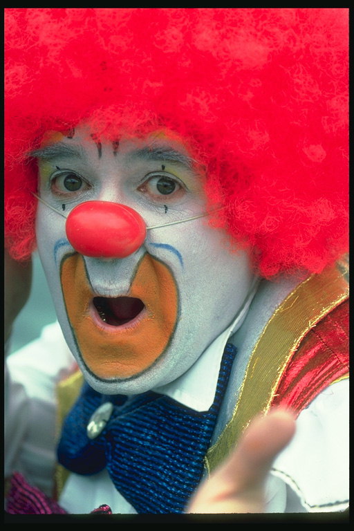 Clown avec les cheveux rouges