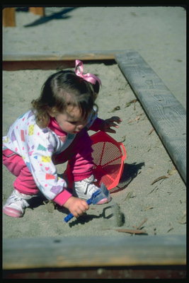 Una ragazza in Sandbox