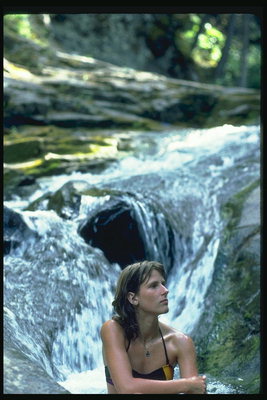 Dívka v vodopád