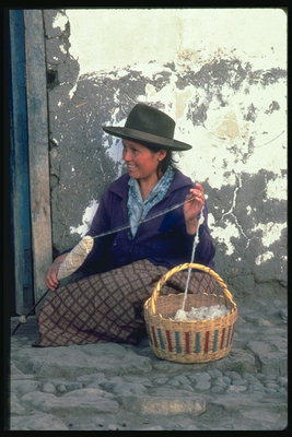 Frau mit einem Korb und Threads