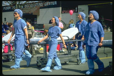 चिकित्सकों ने नीले रंग की पोशाक में