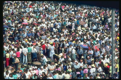 Uma multidão de pessoas