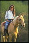 लड़की घोड़े पर