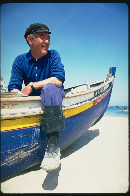 Manden på stranden med båd