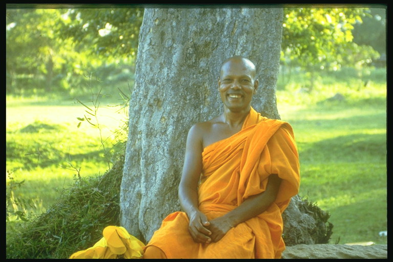 Um monge em um manto laranja