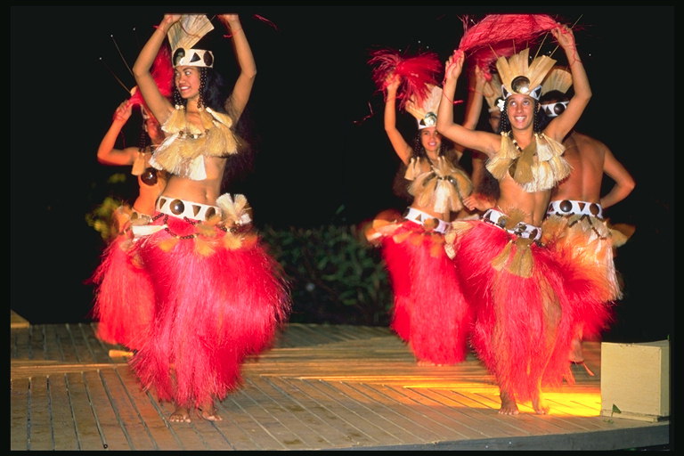Dancers sa maliwanag na kulay-rosas damit