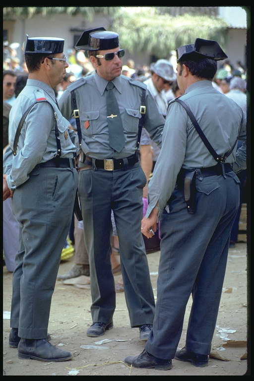 Policie v šedo-modré uniformě