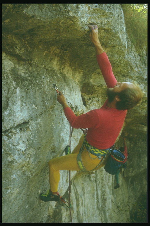 Climber su una roccia ripida