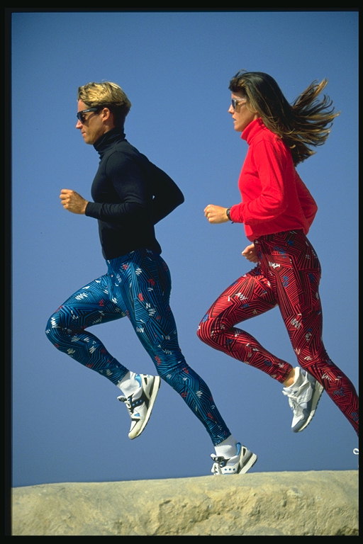 Pasangan terlibat dalam olahraga. Jogging