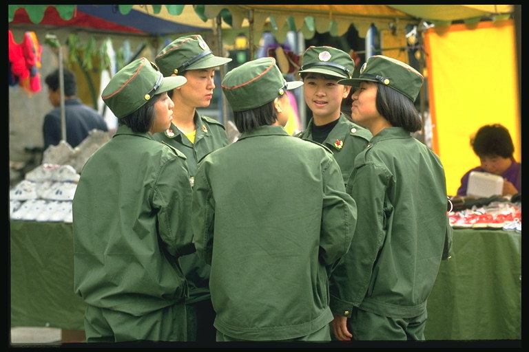 軍の制服を着た若い人たち