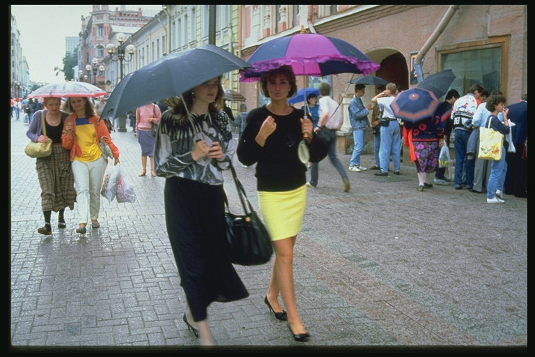 Förbipasserande paraplyer. Street City