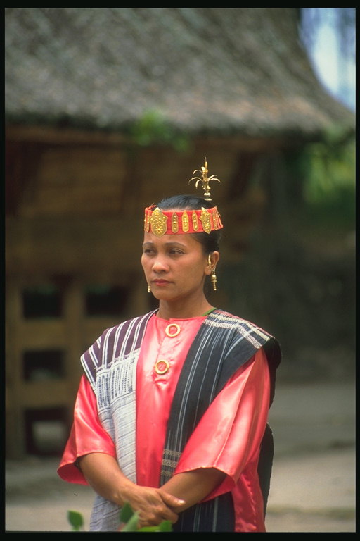 Žena v kimonu v červené barvě. Pokrývky hlavy se zlatým vzorem