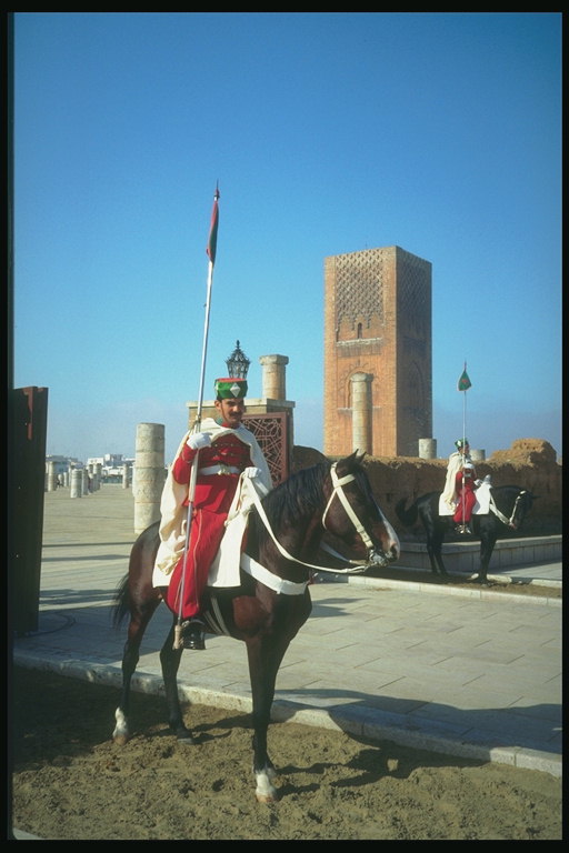Sotilaat hevosella vartioimassa sisäänkäynnin palatsiin