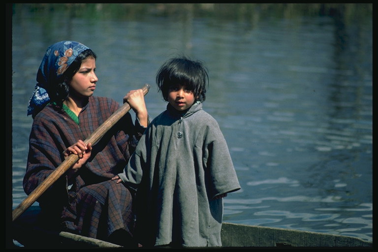 Vajza me një fëmijë në një varkë