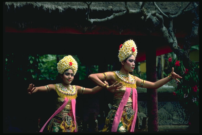 Dziewczęta w sukniach narodowego tańca taniec. Koronę z kwiatów, jasne tkaniny ubrania