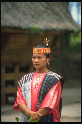 Kobieta w kimono w kolorze czerwonym. Nakrycia głowy ze złotym wzorem