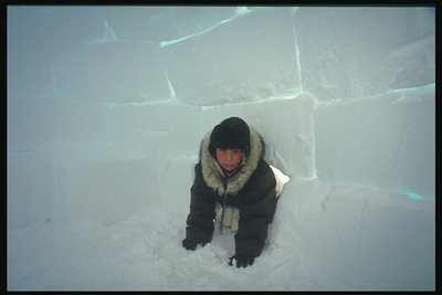 Dieťa v dome so snehom bloky
