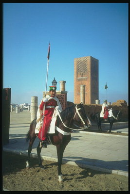 Soldaten te paard bewaken de ingang van het paleis