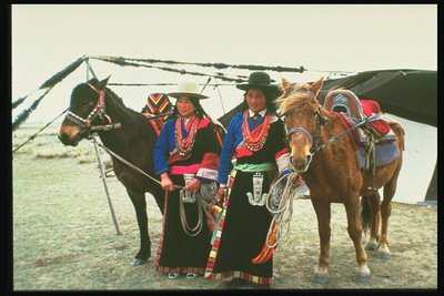Male-indianerne i kostymer og med hester