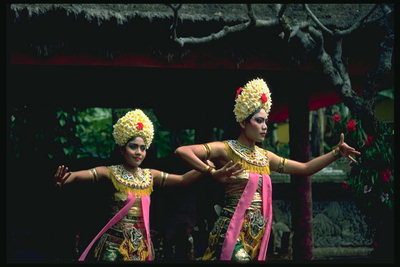 Meninas em vestidos de dança nacional de dança. Coroa de flores, roupas de tecidos brilhantes