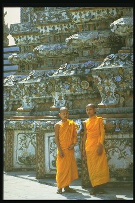 Los monjes con túnicas de color naranja brillante