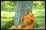 En munk i en orange dräkt