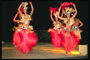 Танцовщицы в ярко-розовых костюмах