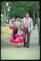 Пара. Девушка в платье с ярко-розовыми рюшами и в черной шляпе