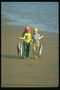 Barn med en fisk i händerna på stranden